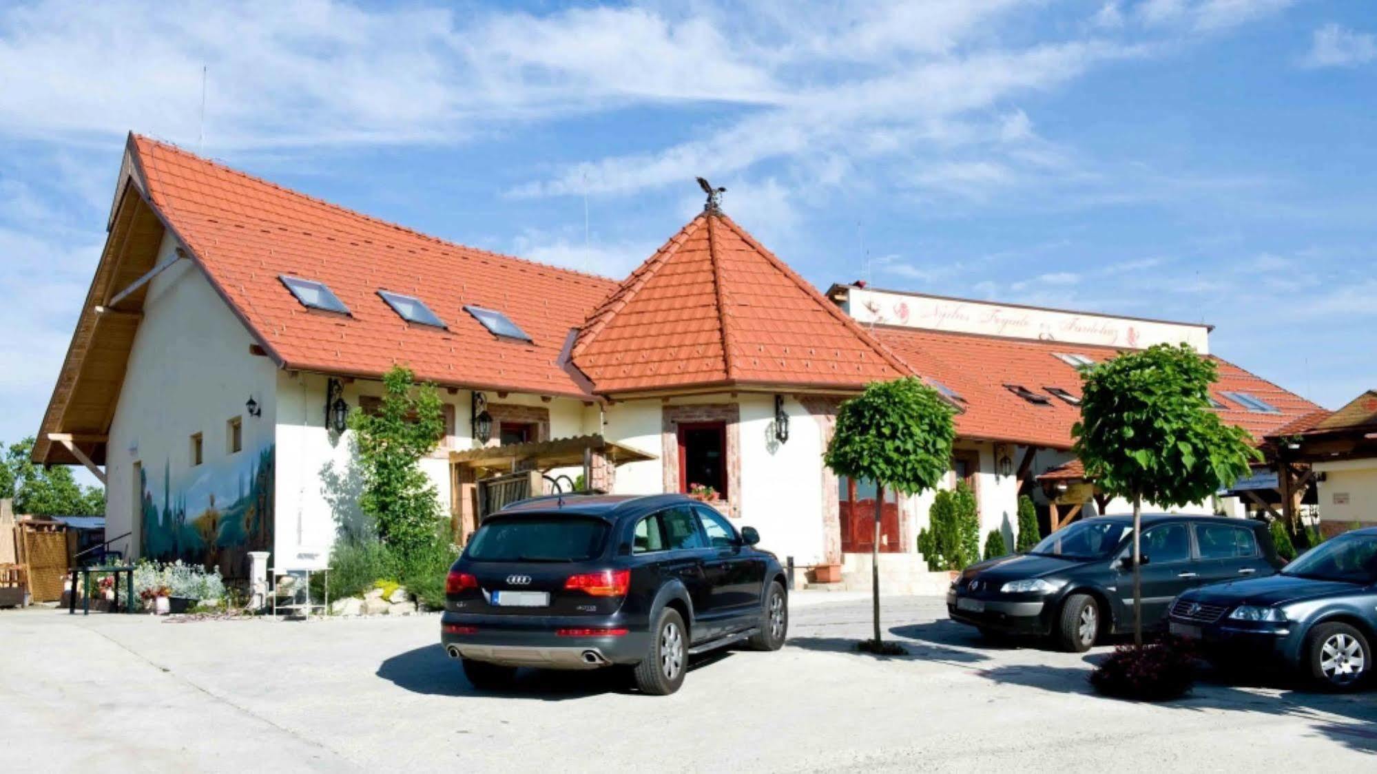 Nyilas Fogado Hotell Nyíregyháza Exteriör bild